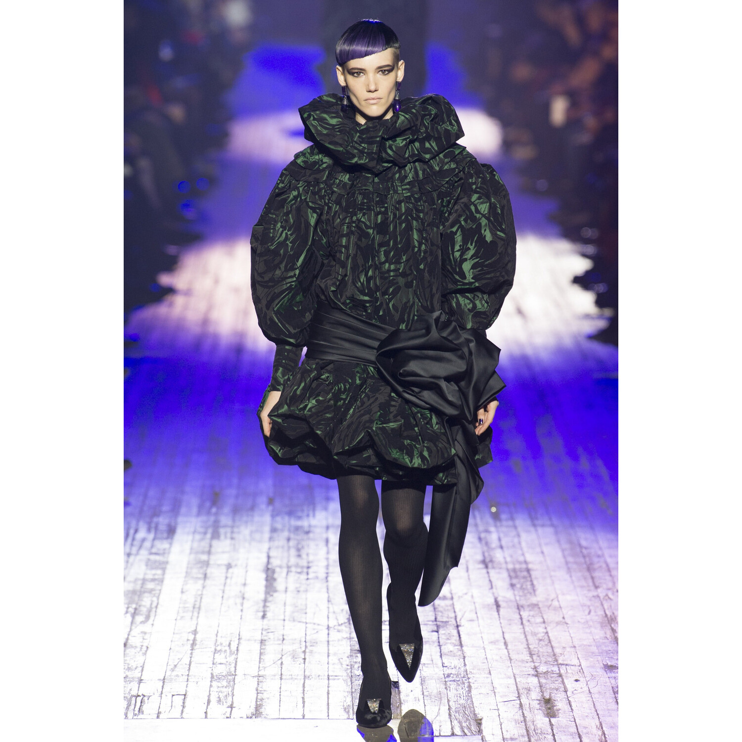 Фото Marc Jacobs Fall 2018 Ready-to-Wear Марк Джейкобс осень зима 2018 коллекция неделя моды в Нью Йорке Mainstyles